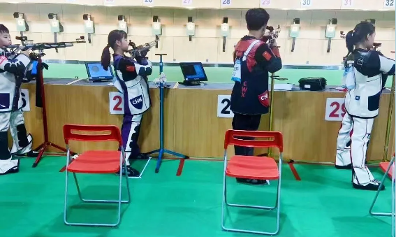新民街小学, 郭飞菲, 手枪混团获